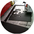 proceso de pintado del mural de pared basado en pintura de Chillida del vertedero esta lleno de Picassos